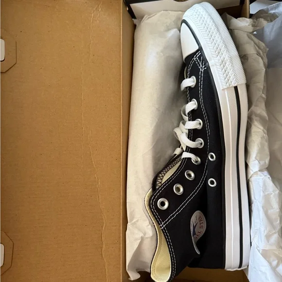 NWT Converse high tops - Picture 1 of 2